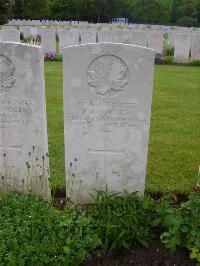 Etaples Military Cemetery - Powers, E J